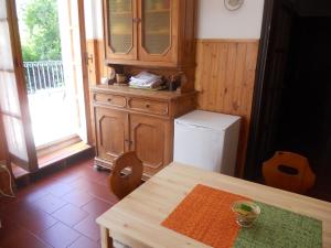 cocina con mesa y armario de madera en Il Vecchio Mandorlo, en Sirolo