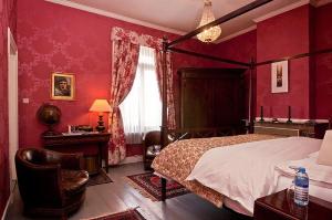 A bed or beds in a room at B&B The Baron