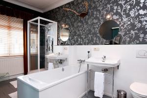 A bathroom at B&B The Baron
