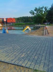 Bazén v ubytování Mazurska Chata jezioro i aquapark 6 min, centrum i promenada 12 min nebo v jeho okolí