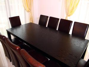 El área de trabajo o centro de convenciones de Pensiunea Platinum