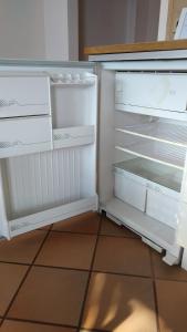 トレモージネ・スル・ガルダにあるCasa Giulianaの空の冷蔵庫(部屋内に開閉可能)