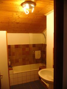 een badkamer met een bad, een toilet en een wastafel bij Abeille Saint Michel in Marthod