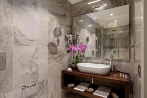 A bathroom at Monti Palace Hotel