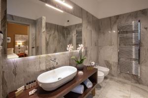 A bathroom at Monti Palace Hotel