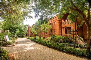 Un jardín fuera de Heritage Bagan Hotel