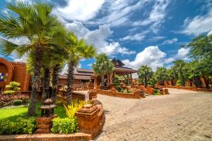 Un jardín fuera de Heritage Bagan Hotel