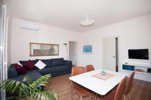 sala de estar con sofá azul y mesa en New Apartament, en Tirana