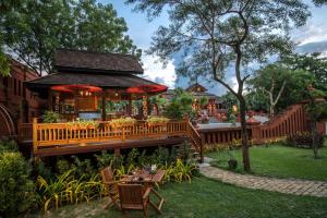 Un jardín fuera de Heritage Bagan Hotel
