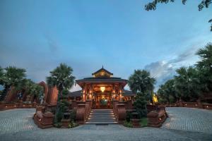 Un jardín fuera de Heritage Bagan Hotel