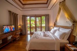 Una cama o camas en una habitación de Heritage Bagan Hotel