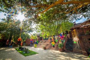 Un jardín fuera de Heritage Bagan Hotel