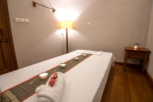 Una cama o camas en una habitación de Heritage Bagan Hotel