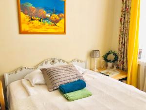 una camera da letto con un letto con un cuscino sopra di Sharm Sweet Studio City Center Kamppi 49 Kalevankatu a Helsinki