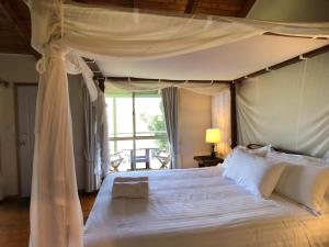 sypialnia z dużym łóżkiem z baldachimem w obiekcie Pencil Creek Cottages w mieście Mapleton