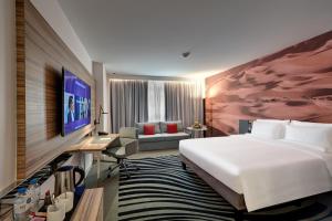 Кровать или кровати в номере Novotel Sharjah Expo Centre