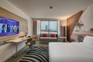 Телевизор и/или развлекательный центр в Novotel Sharjah Expo Centre