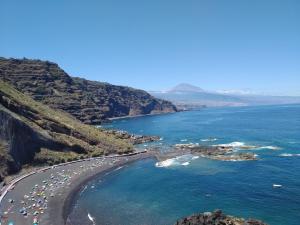 una vista aerea di una spiaggia sul fianco di una montagna di Balcón del Mar a Tacoronte