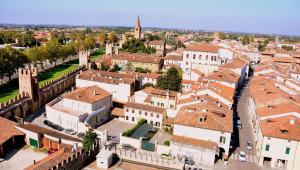an aerial view of a town with buildings at La Villa di Montagnana in Montagnana