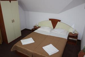 En eller flere senger på et rom på Pensiunea Colina