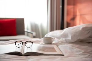 Кровать или кровати в номере Novotel Sharjah Expo Centre