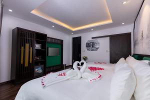 Voodi või voodid majutusasutuse Hanoi Center Silk Lullaby Hotel and Travel toas