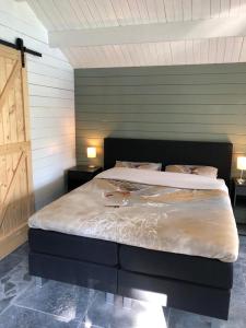 Кровать или кровати в номере Bij ons op Vogelswerf