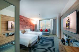 Кровать или кровати в номере Novotel Sharjah Expo Centre