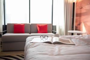 Кровать или кровати в номере Novotel Sharjah Expo Centre