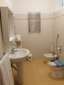 ein Bad mit einem Waschbecken und einem WC in der Unterkunft B&B Ginevra in Gizzeria