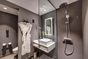 Ванная комната в Novotel Sharjah Expo Centre