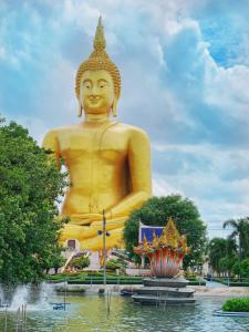 a large golden statue in a park at Smile Resort in Ban Phai Cham Sin