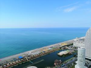 una vista aerea di una città e dell'oceano di ORBi CITY TOWERS a Batumi