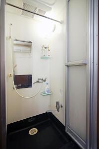 y baño con lavabo y espejo. en Yotsuya House en Tokio