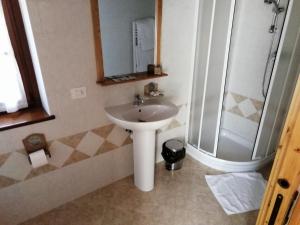 a bathroom with a sink and a shower at Agriturismo Al Gelso in Risano