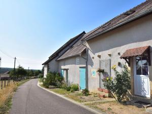 ein Haus am Straßenrand in der Unterkunft Peaceful holiday home with heated pool in Vignol