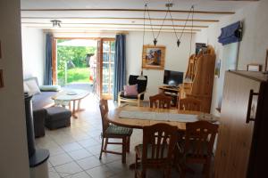 cocina y sala de estar con mesa y sillas en Haus am Wiek, en Krummin