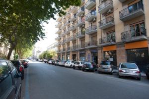 una calle con coches estacionados en el lateral de un edificio en B&B Le Ortensie en Cosenza