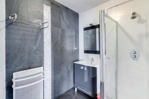 a bathroom with a shower and a sink at NOCNOC - Villa Paradis, piscine et rooftop au coeur de Nantes in Nantes +11 photos