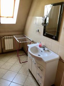 łazienka z umywalką i lustrem w obiekcie Apartamenty u Krysi w mieście Witów +29 zdjęć