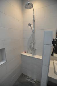 La salle de bains est pourvue d'une douche avec un pommeau de douche. dans l'établissement The Eight Ratvithi House, à Chiang Mai