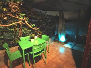 un tavolo verde e sedie su un patio di Borgo Ognissanti Central and Charming Location a Firenze