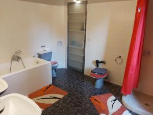 Ванная комната в Château Lambert Hotel-Resto-Parking-Shuttle airport, 3 saloons, snooker, large terrasse