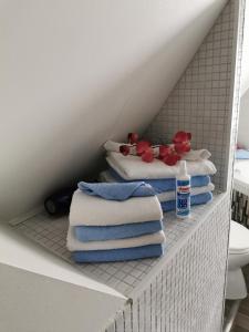 a shelf with towels and a toilet in a bathroom at Apartments Lindenstraße in Wilhelmshaven +27 photos