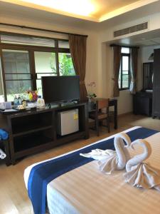 um quarto de hotel com dois cisnes numa cama em Samui Mermaid Beachfront em Bangrak Beach