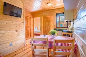 - une salle à manger avec une table et des chaises dans une cabine dans l'établissement Słoneczna Polana, à Mielno