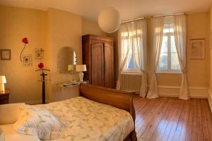 1 dormitorio con cama y ventana en Gîte de Lafleur, en Dury