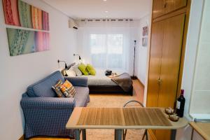 sala de estar con sofá y cama en Apartamento Moderno, Madrid Centro, en Madrid