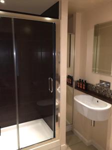 a bathroom with a shower and a sink at Pineapple Apartments in Aberdeen