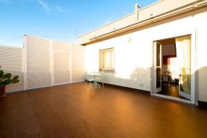 un balcon vide avec une table et des chaises dans un bâtiment dans l'établissement Casa Turati, à Bari